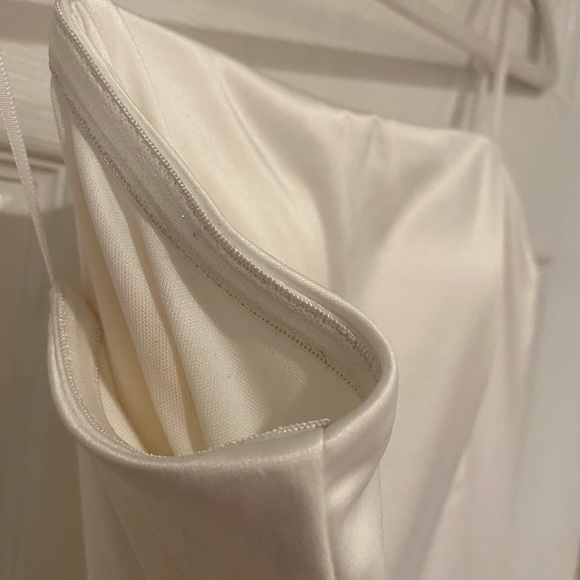 White Bridal/ Prom Sleeveless Gown, NRT - Picture 10 of 14